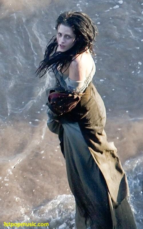 Kristen Stewart ในชุดเปิดไหล่สุดกว้าง!!! ในกองถ่ายหนัง Snow White