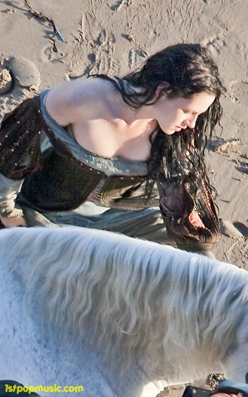 Kristen Stewart ในชุดเปิดไหล่สุดกว้าง!!! ในกองถ่ายหนัง Snow White