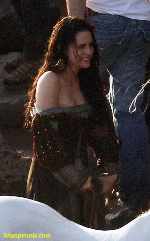Kristen Stewart ในชุดเปิดไหล่สุดกว้าง!!! ในกองถ่ายหนัง Snow White