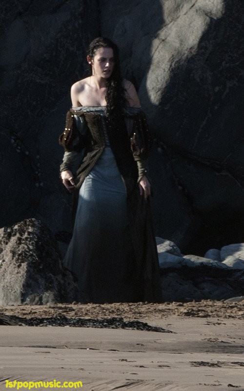 Kristen Stewart ในชุดเปิดไหล่สุดกว้าง!!! ในกองถ่ายหนัง Snow White