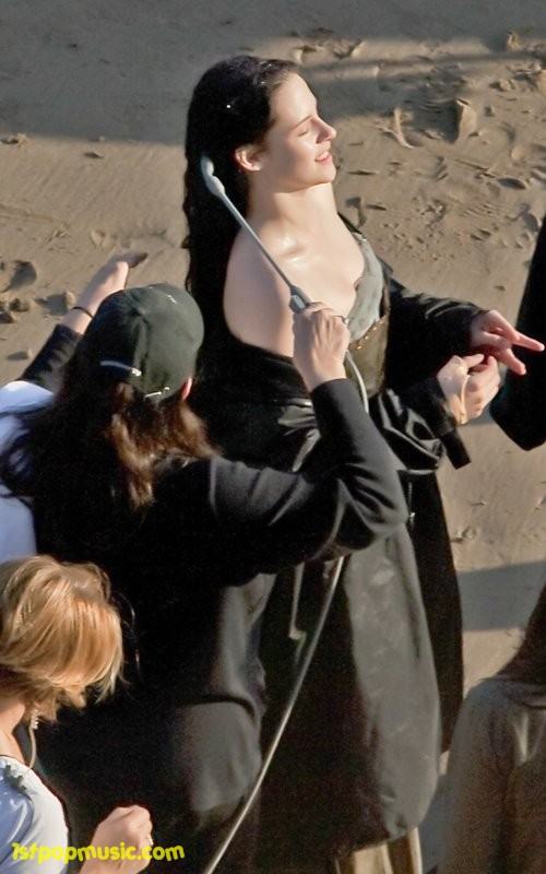 Kristen Stewart ในชุดเปิดไหล่สุดกว้าง!!! ในกองถ่ายหนัง Snow White