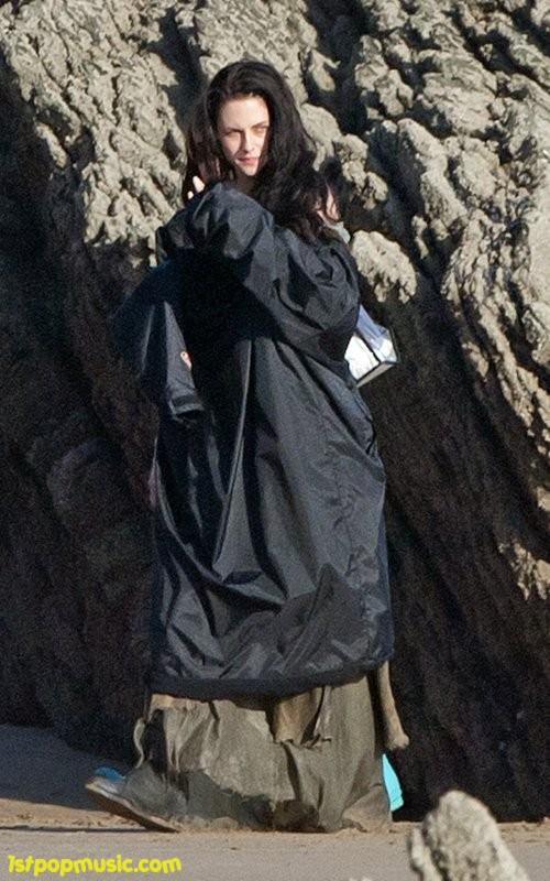 Kristen Stewart ในชุดเปิดไหล่สุดกว้าง!!! ในกองถ่ายหนัง Snow White