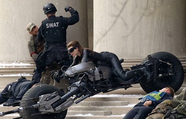 Anne Hathaway กับบทบาท Catwoman ในหนังเรื่อง The Dark Knight Rises