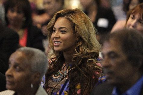 Beyonce แวะมาเยี่ยมเด็กมหาลัยทีื University Of Houston!