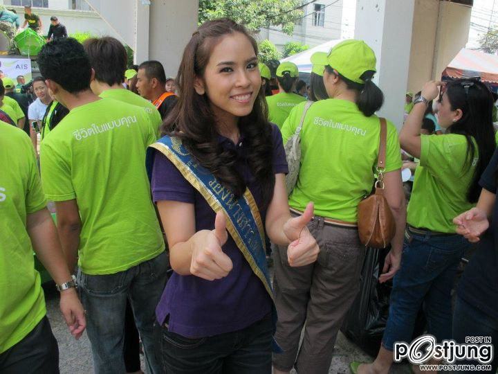 นางสาวไทยและคณะลงพื้นที่ช่วยเหลือชาวบ้านที่น้ำท่วม