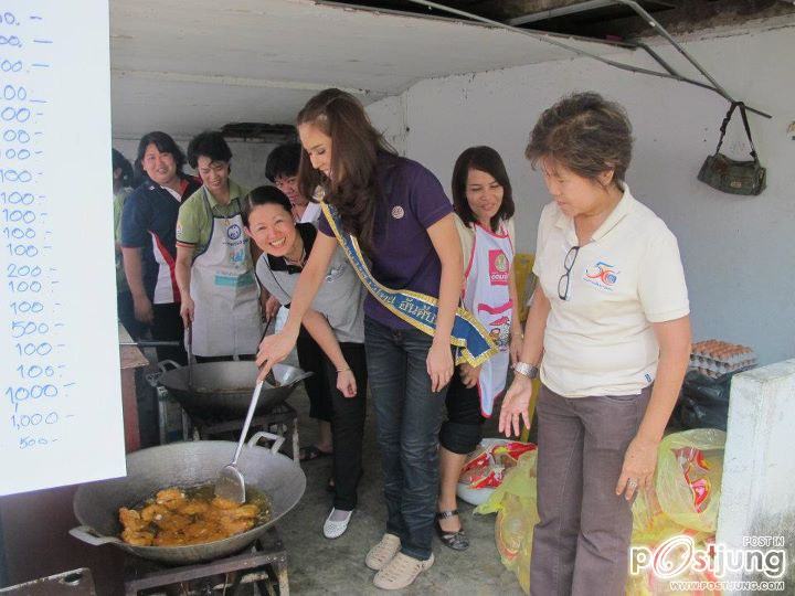 นางสาวไทยและคณะลงพื้นที่ช่วยเหลือชาวบ้านที่น้ำท่วม