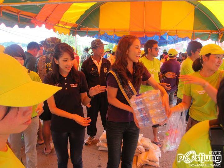 นางสาวไทยและคณะลงพื้นที่ช่วยเหลือชาวบ้านที่น้ำท่วม