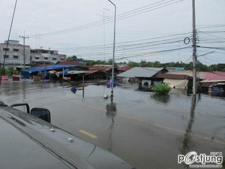 นางสาวไทยและคณะลงพื้นที่ช่วยเหลือชาวบ้านที่น้ำท่วม