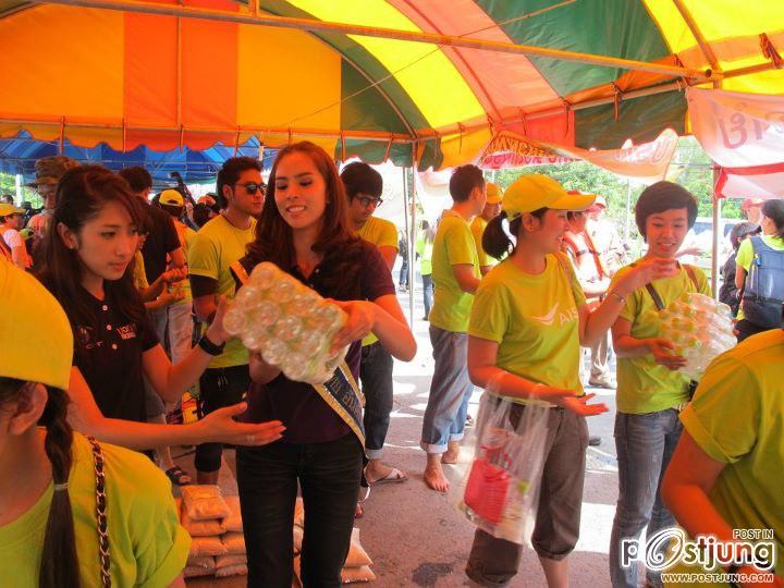นางสาวไทยและคณะลงพื้นที่ช่วยเหลือชาวบ้านที่น้ำท่วม