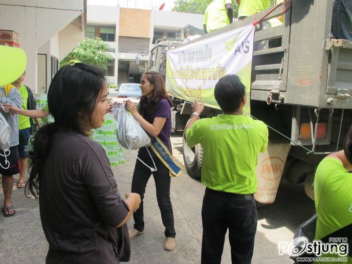 นางสาวไทยและคณะลงพื้นที่ช่วยเหลือชาวบ้านที่น้ำท่วม