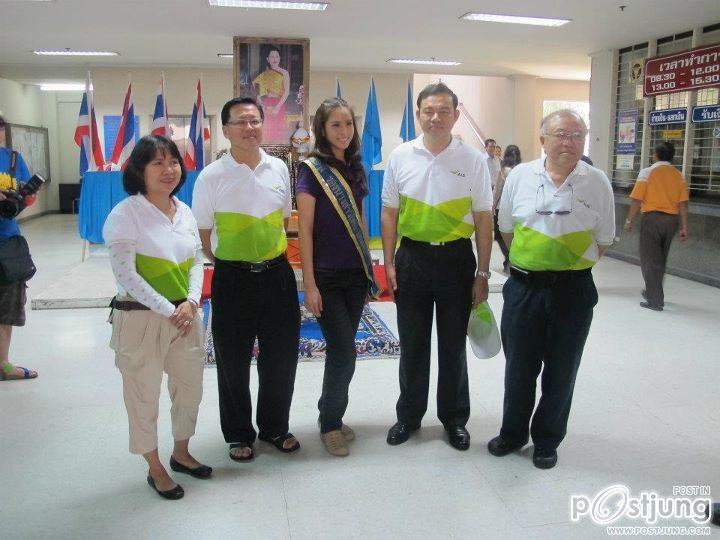 นางสาวไทยและคณะลงพื้นที่ช่วยเหลือชาวบ้านที่น้ำท่วม