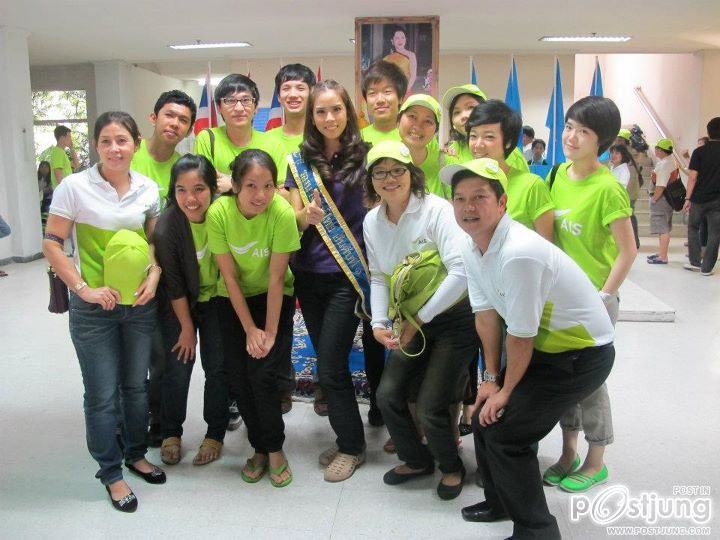 นางสาวไทยและคณะลงพื้นที่ช่วยเหลือชาวบ้านที่น้ำท่วม