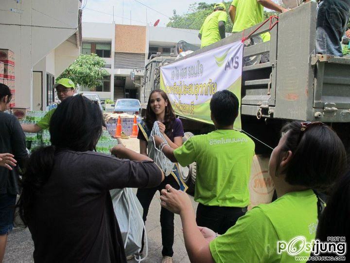 นางสาวไทยและคณะลงพื้นที่ช่วยเหลือชาวบ้านที่น้ำท่วม