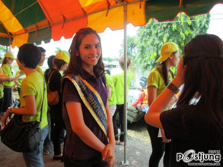 นางสาวไทยและคณะลงพื้นที่ช่วยเหลือชาวบ้านที่น้ำท่วม