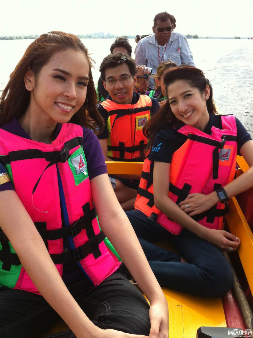 นางสาวไทยและคณะลงพื้นที่ช่วยเหลือชาวบ้านที่น้ำท่วม