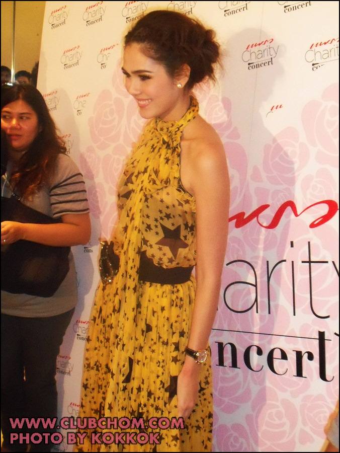 ชมพู่ อารยา รับรางวัลจากแพรวในสาขา Most Influential women of the year 2011