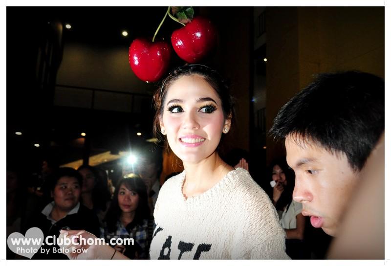 ชมพู่ อารยา รับรางวัลจากแพรวในสาขา Most Influential women of the year 2011