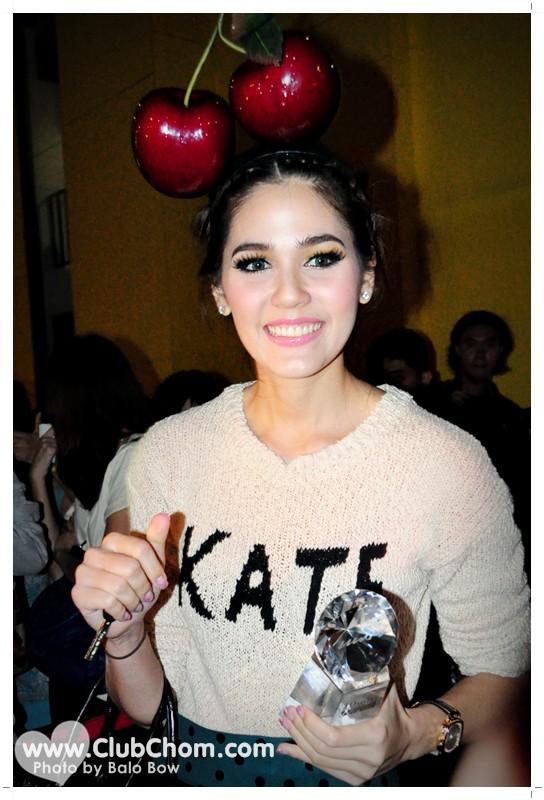 ชมพู่ อารยา รับรางวัลจากแพรวในสาขา Most Influential women of the year 2011