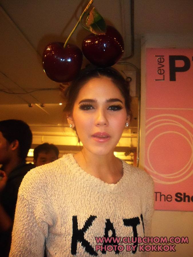 ชมพู่ อารยา รับรางวัลจากแพรวในสาขา Most Influential women of the year 2011