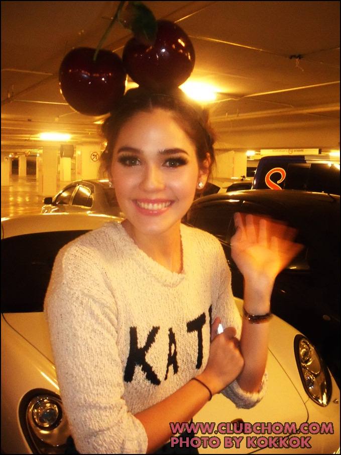 ชมพู่ อารยา รับรางวัลจากแพรวในสาขา Most Influential women of the year 2011