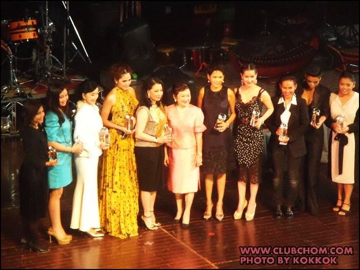 ชมพู่ อารยา รับรางวัลจากแพรวในสาขา Most Influential women of the year 2011