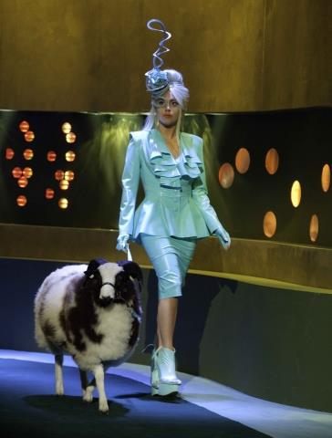 Lady Gaga 2 ชุด ใหม่