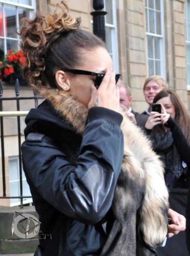 Rihanna หน้าโรงแรม quitte son hôtel à Glasgow