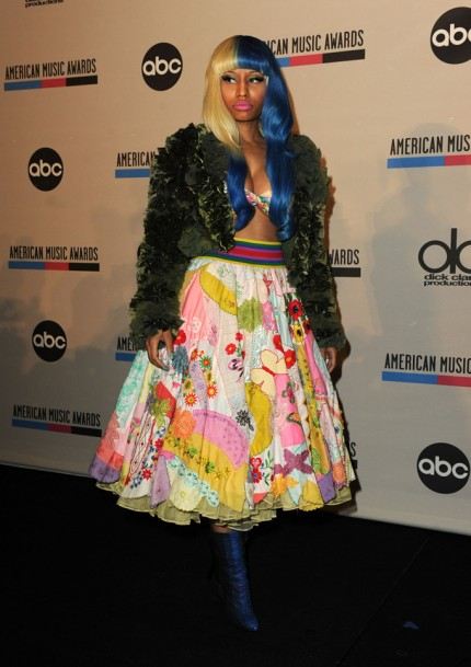 Nicki Minaj พกลูกบอลสองลูกมาที่งานแถลงข่าว AMA 2011