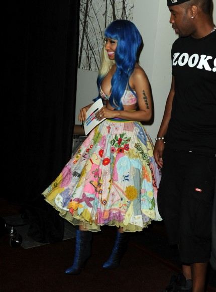 Nicki Minaj พกลูกบอลสองลูกมาที่งานแถลงข่าว AMA 2011