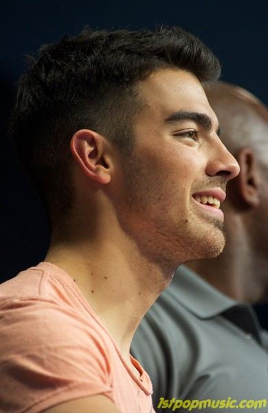 Joe Jonas โอบกอดแฟนคลับในสเปน!!!!