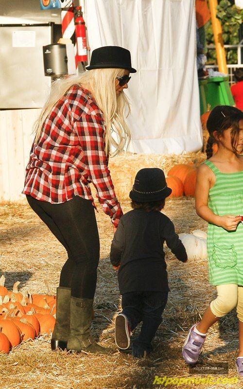 Christina Aguilera!!! พาน้อง Max กับสามี Matt ไปเที่ยวต้อนรับฮาโลวีน