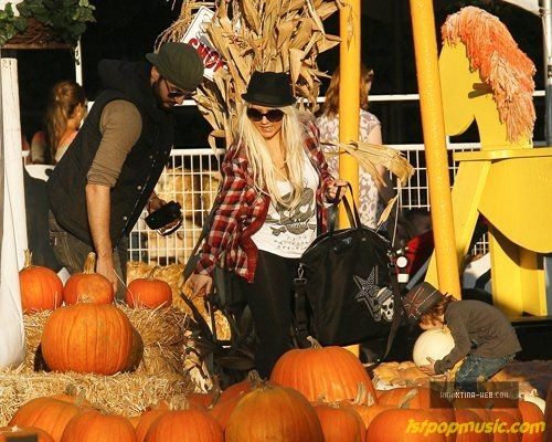 Christina Aguilera!!! พาน้อง Max กับสามี Matt ไปเที่ยวต้อนรับฮาโลวีน