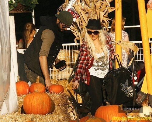 Christina Aguilera!!! พาน้อง Max กับสามี Matt ไปเที่ยวต้อนรับฮาโลวีน