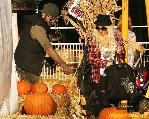 Christina Aguilera!!! พาน้อง Max กับสามี Matt ไปเที่ยวต้อนรับฮาโลวีน