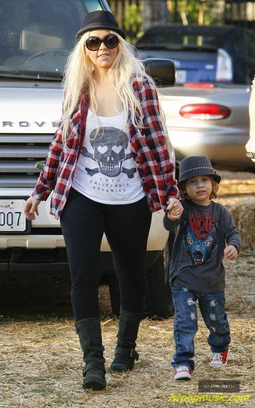 Christina Aguilera!!! พาน้อง Max กับสามี Matt ไปเที่ยวต้อนรับฮาโลวีน