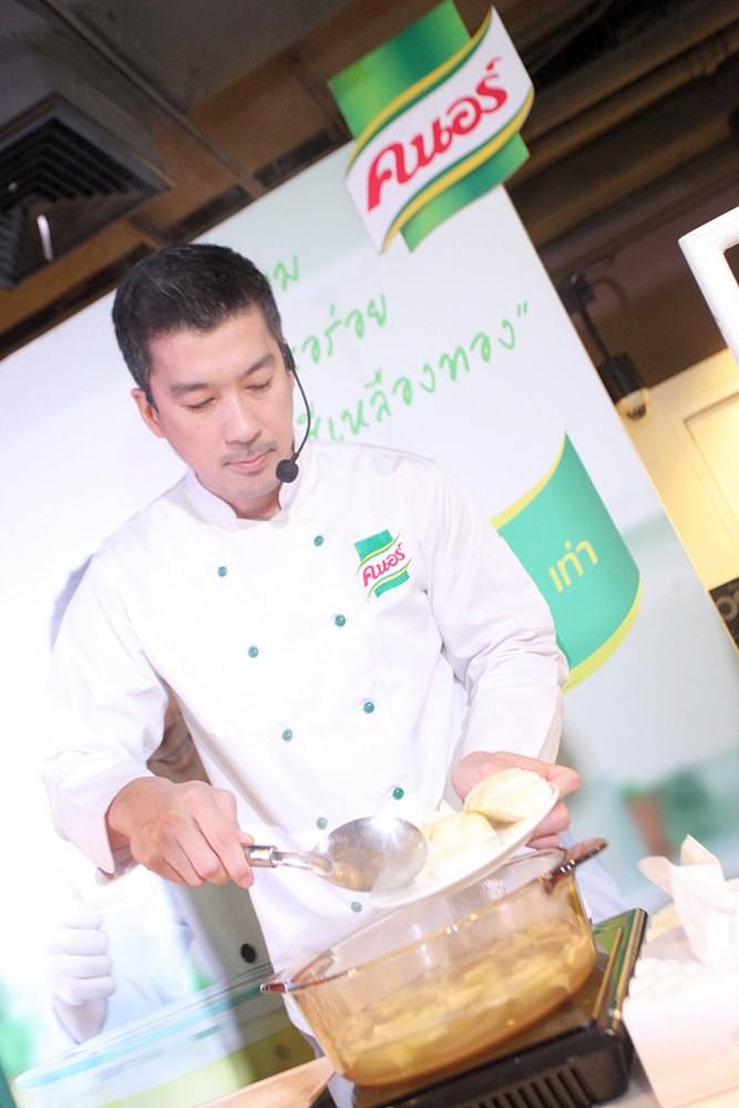 เชฟพลโชว์ทำกับข้าว