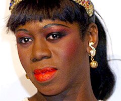 Miss J. Alexander  รันเวย์ ดีว่า เลิศเลอ ไม่มีใครเทียบ