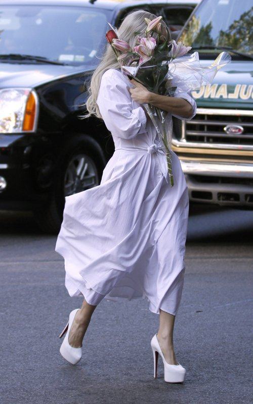 Lady Gaga ไปเยี่ยมหาเพื่อนที่ป่วยที่โรงพยาบาล