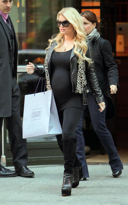 Jessica Simpson ท้องหรือไม่…ดูจากรูปเอาเอง