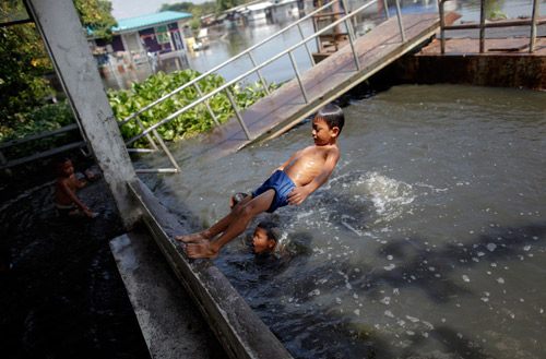 ประมวลภาพ น้ำท่วมกรุงเทพ จากสือเมืองนอก