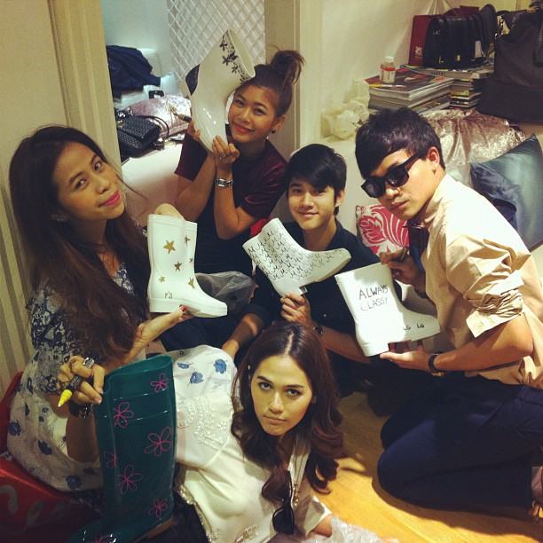 ชมพู่ อารยา และผองเพื่อนช่วยกันเพนท์รองเท้าบู๊ทเพื่อนำประมูลช่วยเหลือน้ำท่วม