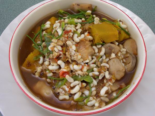 ทานส้มตำและอาหารอีสานกันค่ะ