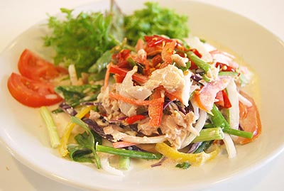 ทานส้มตำและอาหารอีสานกันค่ะ