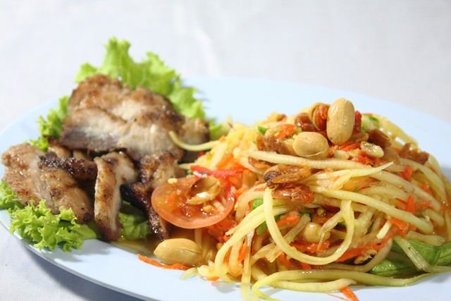 ทานส้มตำและอาหารอีสานกันค่ะ