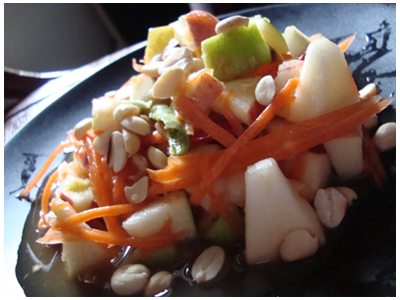 ทานส้มตำและอาหารอีสานกันค่ะ