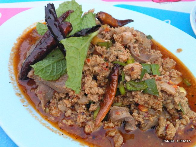 ทานส้มตำและอาหารอีสานกันค่ะ