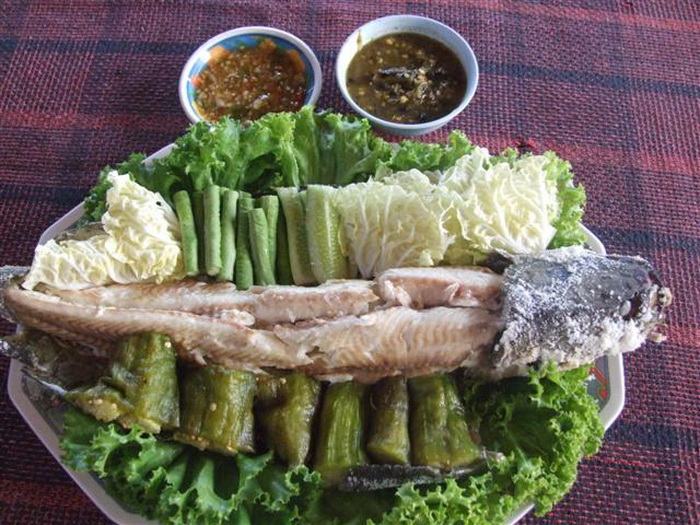 ทานส้มตำและอาหารอีสานกันค่ะ