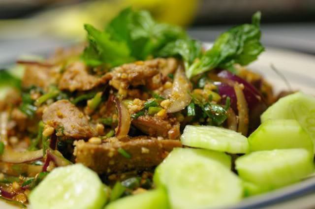 ทานส้มตำและอาหารอีสานกันค่ะ