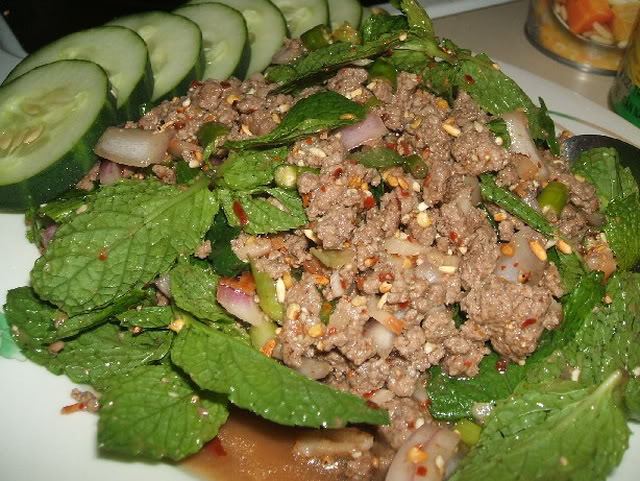 ทานส้มตำและอาหารอีสานกันค่ะ