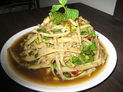 ทานส้มตำและอาหารอีสานกันค่ะ